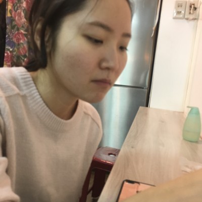 在老婆的手机里面无意之间翻到和其他男人之间的交往记录 愤怒的老公一气之下全曝光