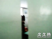 在门外偷拍老板和秘书在办公室偷情