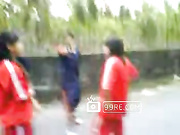 广东一群学生摸奶摸比门