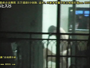 深夜偷拍对面楼不关灯做爱的情侣，客厅扒了衣服直接开战[总20140524]
