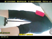 偷拍美女在厕所内数钞票偷偷笑[百20140526]