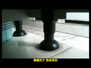 偷拍玩手机眼镜少妇还看到个大奶人妻换衣服[新20140720]