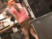 在接待客人时爽到脸红的敏感打工妹5_clip4