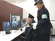 正妹在监视器中看见打炮画面，小穴也跟着痒起来_youma_clip7