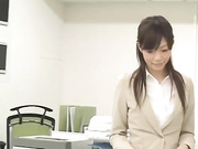正妹在监视器中看见打炮画面，小穴也跟着痒起来_youma_clip8