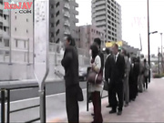 中出色狼 拥挤公共汽车上不能动弹的娇小女学生被插入中出了_clip1