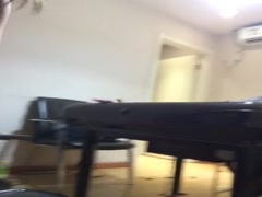 李好好与土豪打牌.输一次脱衣服