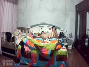 中年夫妻趁孩子睡著了來打炮 各種姿勢真會玩