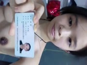 最新美女手持证件自拍