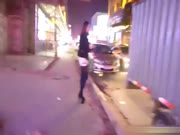 洋老外夜逛东莞看冥币买性用品宾馆卫生间肛交小樱受不了
