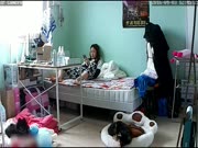 国内家庭摄像头破解偷拍小美眉一边玩手机一边自慰接个电话换衣服出去仔细看原来来大姨妈了