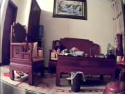 老婆怀疑老公有外遇在家里偷偷装摄像头,不料却拍到和自己妹妹看电视时在沙发茶几上做爱,干的还相当激烈！