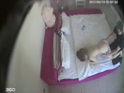 有些搞笑的情景水滴摄像头偷拍样子猥琐的四眼仔让大奶女友给他口被拒绝要后人报复对白清晰
