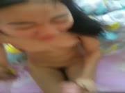 华洲漂亮美女模特被机长带到宾馆吃完鸡巴吃蛋蛋最后要吃屁眼不敢还是吃蛋蛋，给力调教