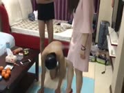 国内富姐和包养的小鲜肉做爱有个小奴在旁边伺候搞完了舔干净逼逼