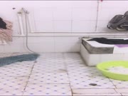 颜值不错的漂亮美女趁夜里没有人在集体宿舍的澡堂里直播洗澡逼逼粉嫩粉嫩的