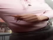 非常屌的漂亮妹子在商场烟酒专柜一边卖东西一边直播福利真不少狼友的礼物没白刷