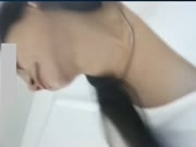 34岁高贵气质漂亮美少妇浴室与情人视频脱衣洗澡
