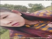 放的开 18岁萌妹子到郊野公园大胆露出. 用水果插小穴来博狼友喜欢