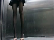 屌丝小混混穿着短裤拖鞋去接穿着性感白领女友下班看周围没有人直接在电梯里啪啪.