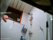 变态房东走狗屎运了出租屋住进了个模特身材的漂亮女租客浴室装摄像头TP人家洗澡.