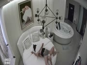 豪华套房偷拍翘课开房的大学生情侣，女同学非常骚迟早吸干眼镜哥