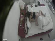 360破解偷拍很有情趣的情侣特意穿上女仆装打炮床上干完在转移到椅子上干女的一直叫把套戴上.