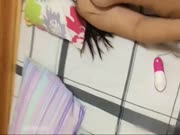 刚结婚的一对新婚小夫妻蜜月旅行家居自拍外泄！女主不论是身材还是脸蛋,都堪称是S级极品,蜂腰巨乳！