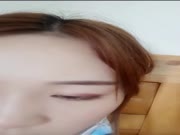 极品馒头B妹子手指扣逼不够爽再用黄瓜插高潮喷水大秀.