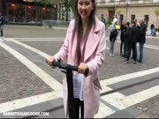 很久没露面的华裔春丽姐妹花平衡车游古堡回家给洋干爹的锥形包皮鸡巴草