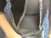 真大胆,黑丝包臀的风骚少妇火车上引诱干儿子在厕所操她,刚进去就说：快抓紧时间操啊,等下有人要上厕所了!