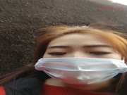 继二嫂之后又一牛逼大奶主播人生小骚妇户外景区给两个民工模样的人吃鸡巴