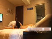 会所兼职的良家气质少妇按摩时故意不停的挑逗顾客,男的最终受不了加了300元狠狠的把她给操了,国语对白!