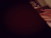 网红哆啦剧情演绎女儿看AV按摩器自慰被爸爸发现推门进去啪啪啪对白淫荡