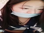 年齡不大,可愛氣質的小美妞,學生制服誘惑,掰開粉嫩沐耳對著鏡頭尿好大一條水珠.