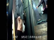 【牛仔裤系列】两个美女引诱店员，玩弄到快湿透了ジーンズ中文字幕