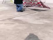 最近很火的网红刘婷天台勾搭个说四川话正在晾床单的打工仔啪啪妹子嫌他鸡巴不够硬