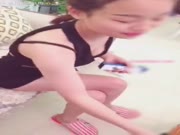 性感漂亮的保健品推销员上门推销套套和延迟剂时被客户要求当场实验效果,操的淫叫：好硬,干我,用力,我要给我!