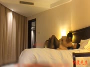 大神KXS酒店约啪工商学院大学生眼镜美女兼职援交妹刚进屋就被按倒在床上激情爆插让叫爸爸呻吟娇喘对白淫荡