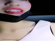 脸颊泛红发春的年轻主播一线馒头逼够嫩的与土豪户外车内淫乱直播淫声浪语各种挑逗对白淫荡