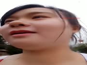 外表清纯白嫩萌萌哒小美女出脸户外温泉直播勾引小伙子摸她还给撸鸡巴旁边有人也不怕对白精彩