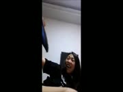 深圳上班的气质漂亮打工妹等公交车时被专搞美女的老外搭讪套路后带回家啪啪,看表情是受不了那么大的鸡鸡!