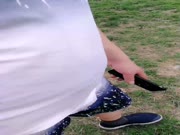 网红刘婷剧情演绎勾引无事溜达的大叔路边草地上野战还没射被骑马路过的人破坏了