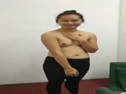 漂亮美女借钱还不起，被干