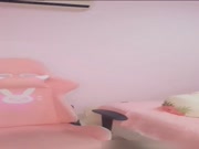 高颜值马尾辫青春女孩小兔女儿心嫩逼美鲍 椅子上假J8插粉嫩浪穴 性感纹身 玉指插浪穴白浆直流 高清720P版