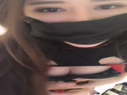 曾经的长腿姑娘现在的奶味少女，黑丝情趣抹胸诱惑，玩的越来越开，双道具双插表演，玩到高潮淫水不断逼都快玩坏了