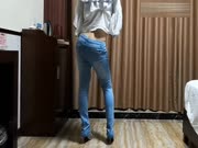 牛仔裤美女发骚挑逗