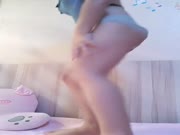 肚兜小美女露脸看着很嫩自己在家发骚，一根小黄瓜激情插逼搞得自己高潮不断浪叫，去卫生间抠到喷尿，看着真刺激