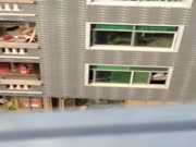 对面的小哥哥和小姐姐在干嘛？