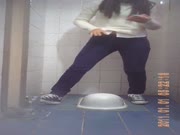 终于拍到了高中女神尿尿